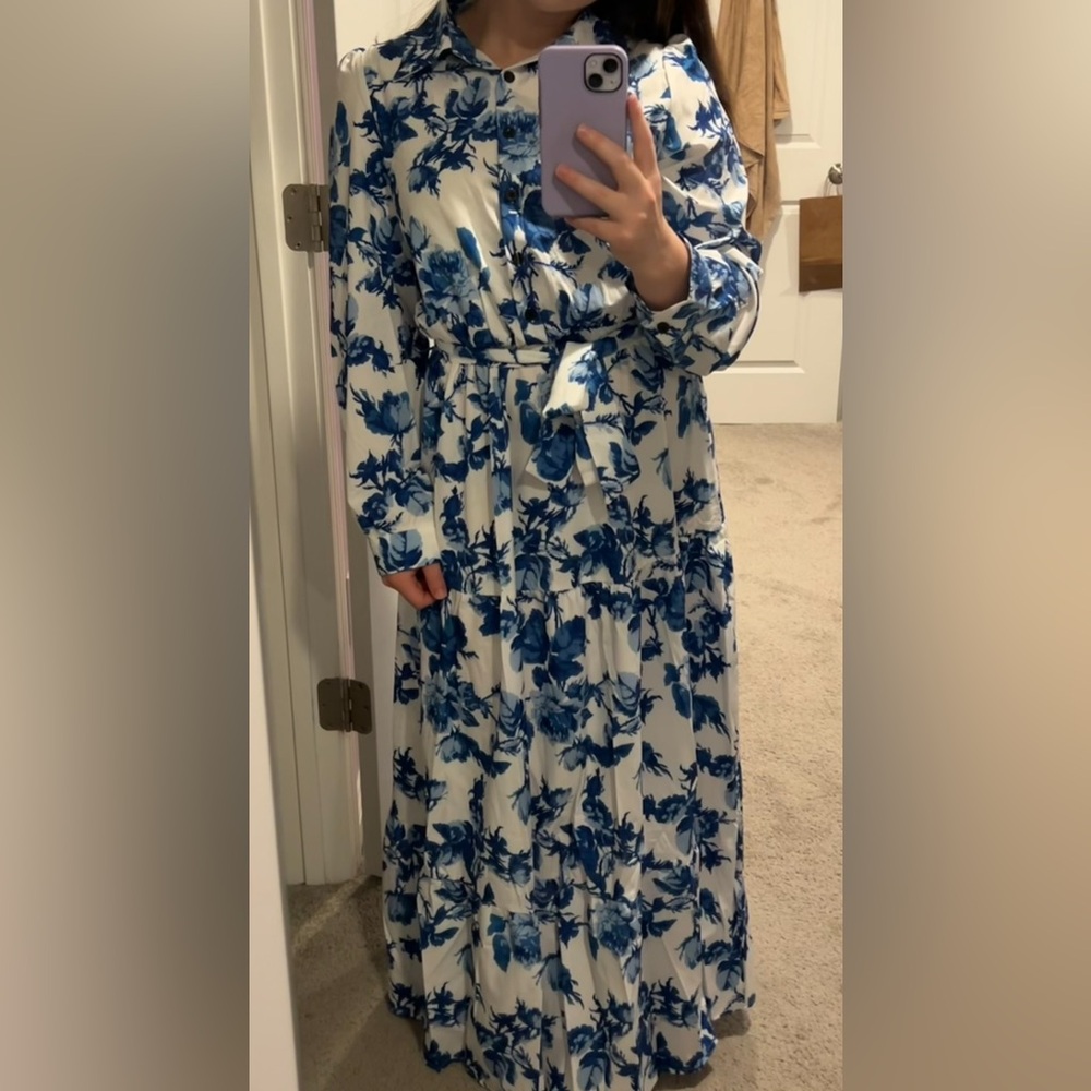 Maxi Dress 
Pretty flower design 
Stretchy material and super comfortable!